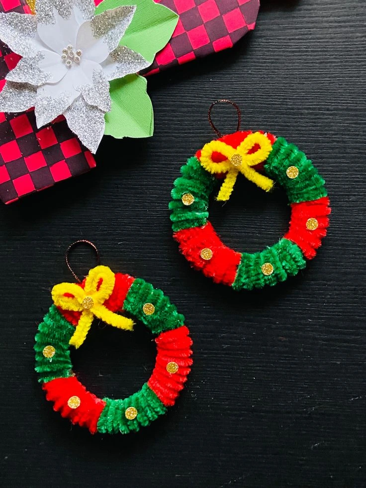 10 Easy Christmas holiday Crafts for Kids 3 Christmas-wreath-ornamen